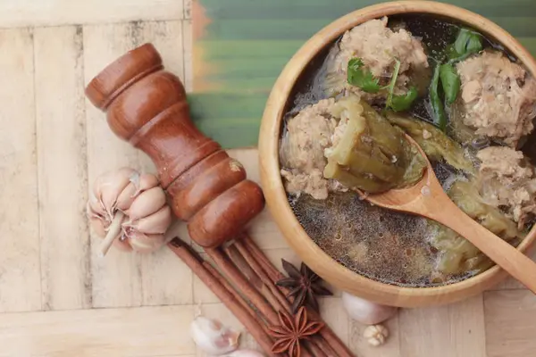 Суп з гіркою динею, фарширований фаршем зі свинини — стокове фото