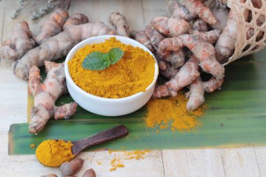 Zerdeçal tozu ve taze kökü olduğunu ot