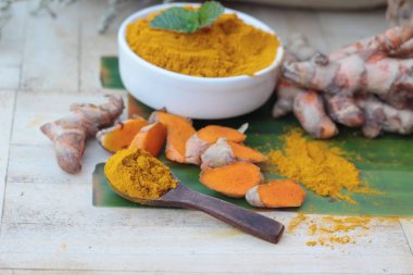 Zerdeçal tozu ve taze kökü olduğunu ot