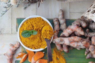 Zerdeçal tozu ve taze kökü olduğunu ot