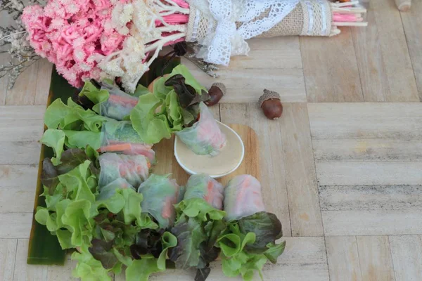 Insalata di verdure fresche con condimento per insalata. — Foto Stock