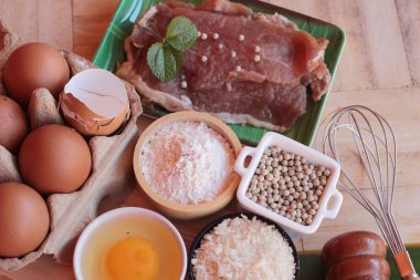 (Domuz pirzola tonkatsu tava ile kızarmış domuz yapmak)