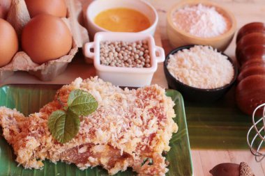 (Domuz pirzola tonkatsu tava ile kızarmış domuz yapmak)