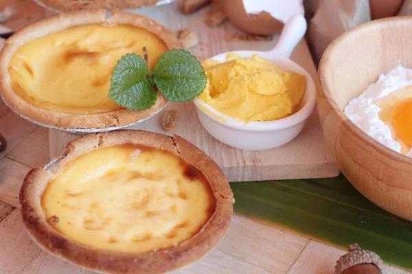 Making egg tart is delicious and egg — Stock Photo, Image