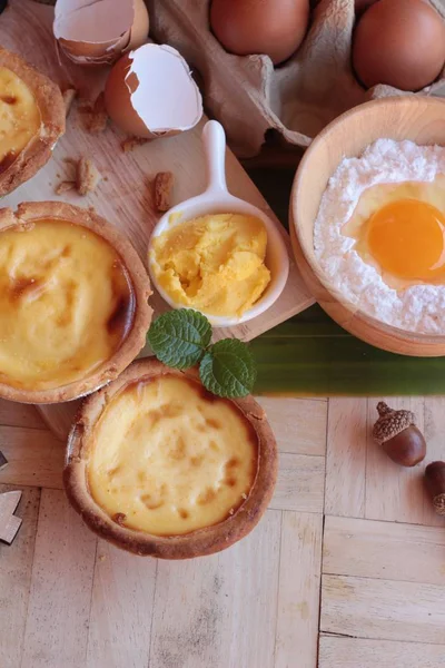 Hacer tarta de huevo es delicioso y huevo —  Fotos de Stock