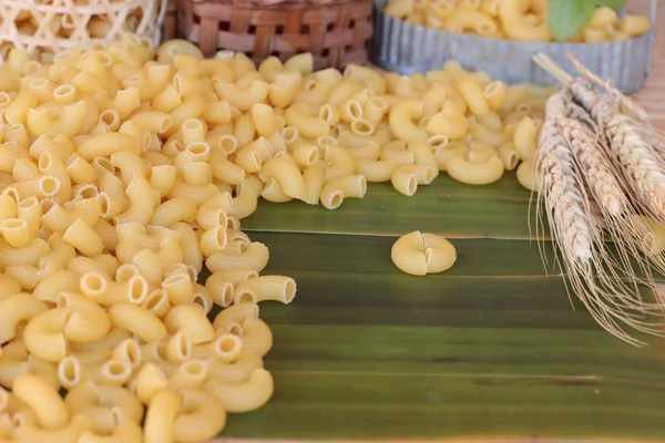 RAW small gul makaroner pasta för matlagning — Stockfoto