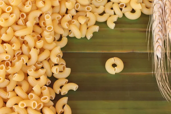 Petites pâtes macaronis jaunes crues pour la cuisson — Photo