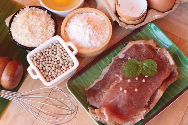 Preparación de cerdo frito con pan (chuleta de cerdo tonkatsu ) — Foto de Stock