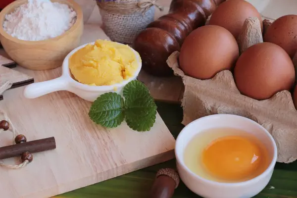 Fare la crostata all'uovo è delizioso e uovo — Foto Stock