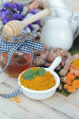 Zerdeçal tozu ile bal ve süt fırçalayın için