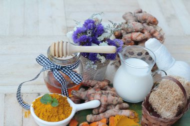 Zerdeçal tozu ile bal ve süt fırçalayın için