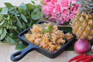 Domuz eti lezzetli Pan ile ananas köri