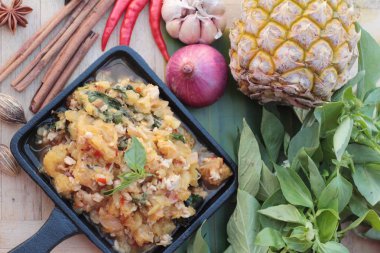 Domuz eti lezzetli Pan ile ananas köri