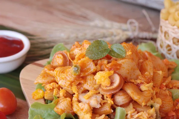 Fried macaroni with sausage and tomato sauce. — Stock Photo, Image