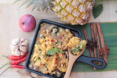 Domuz eti lezzetli Pan ile ananas köri