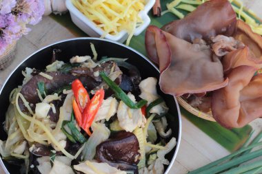 Kızarmış tavuk, zencefil ve dilimlenmiş taze zencefil ilave edin