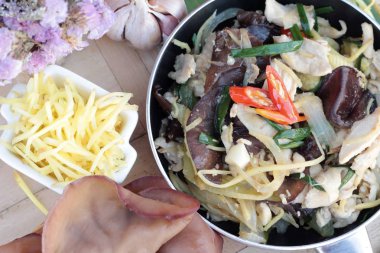 Kızarmış tavuk, zencefil ve dilimlenmiş taze zencefil ilave edin