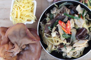 Kızarmış tavuk, zencefil ve dilimlenmiş taze zencefil ilave edin