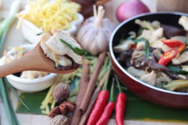 Kızarmış tavuk, zencefil ve dilimlenmiş taze zencefil ilave edin