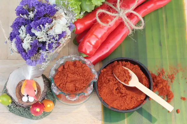 Pikantní paprika prášek feferonkami a čerstvým chilli — Stock fotografie