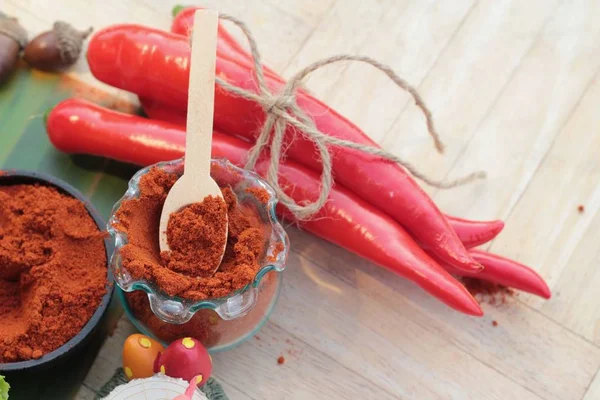 Kryddig paprikapulver varm paprika och färsk chili — Stockfoto