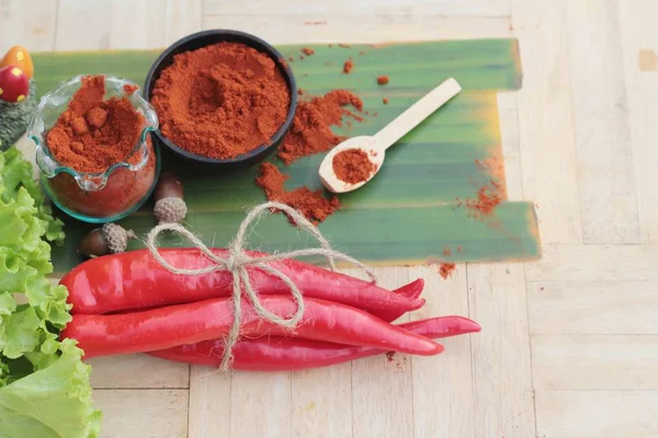 Pikantes Paprikapulver mit Paprika und frischem Chili — Stockfoto