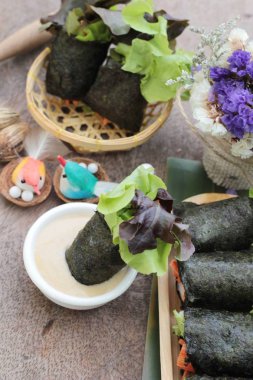 Taze sebze salatası rulo deniz yosunu ve sos ile