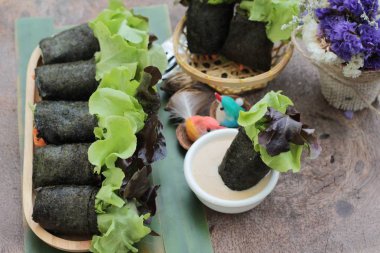 Taze sebze salatası rulo deniz yosunu ve sos ile