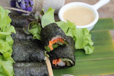 Taze sebze salatası rulo deniz yosunu ve sos ile