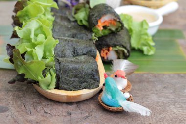 Taze sebze salatası rulo deniz yosunu ve sos ile