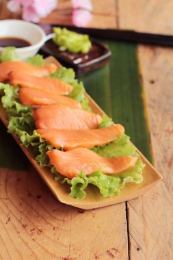 Wasabi, Japon yemekleri tarzı ile Somon çiğ sashimi