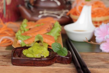 Wasabi, Japon yemekleri tarzı ile Somon çiğ sashimi