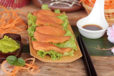 Wasabi, Japon yemekleri tarzı ile Somon çiğ sashimi
