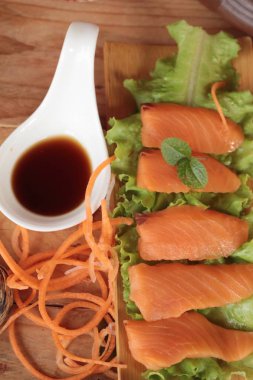 Wasabi, Japon yemekleri tarzı ile Somon çiğ sashimi