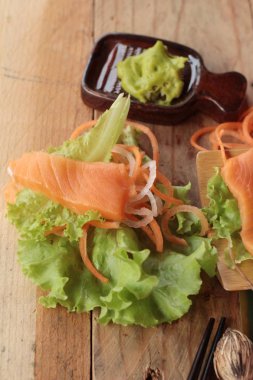 Wasabi, Japon yemekleri tarzı ile Somon çiğ sashimi