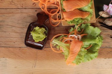 Wasabi, Japon yemekleri tarzı ile Somon çiğ sashimi