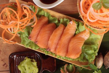 Wasabi, Japon yemekleri tarzı ile Somon çiğ sashimi