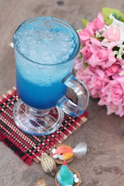 Blue lemon soda drinking on wood background. — Stock Photo, Image