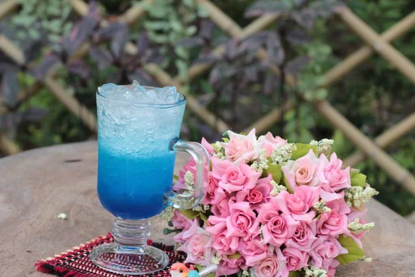 Soda al limone blu bere su sfondo di legno . — Foto Stock