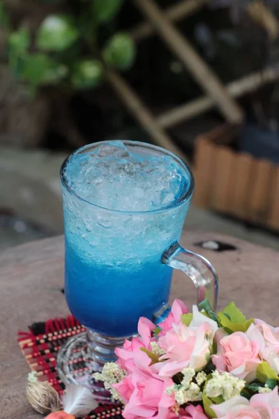 Soda al limone blu bere su sfondo di legno . — Foto Stock