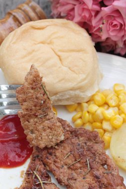 Ekmek ve ketçap ızgara domuz biftek.