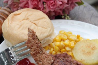 Ekmek ve ketçap ızgara domuz biftek.