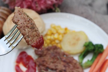 Ekmek ve ketçap ızgara domuz biftek.