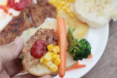 Ekmek ve ketçap ızgara domuz biftek.