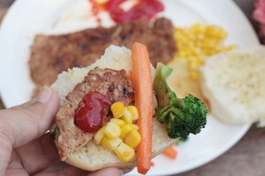 Ekmek ve ketçap ızgara domuz biftek.