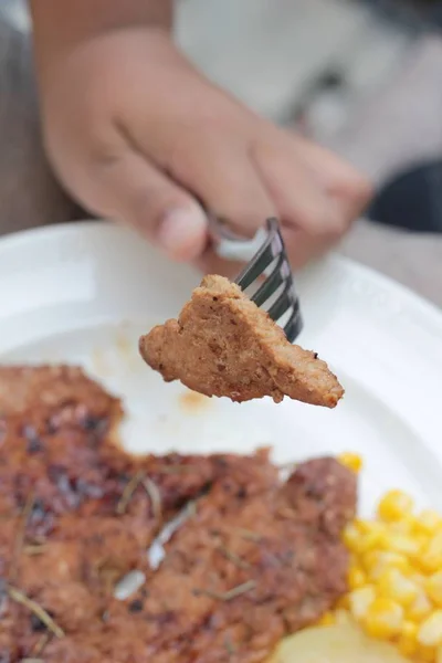 Bife de porco grelhado com pão e ketchup . — Fotografia de Stock