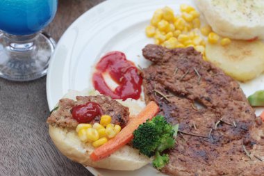 Ekmek ve ketçap ızgara domuz biftek.