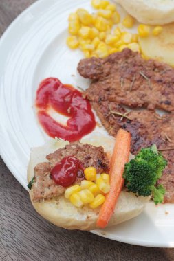 Ekmek ve ketçap ızgara domuz biftek.