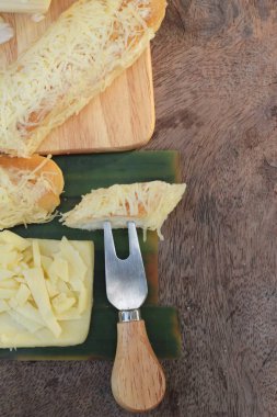 Pişmiş ekmek serpin mozarella peyniri lezzetlidir