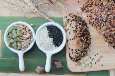 Kepekli ekmek karışımı tohum tahıl tahıllar ile.